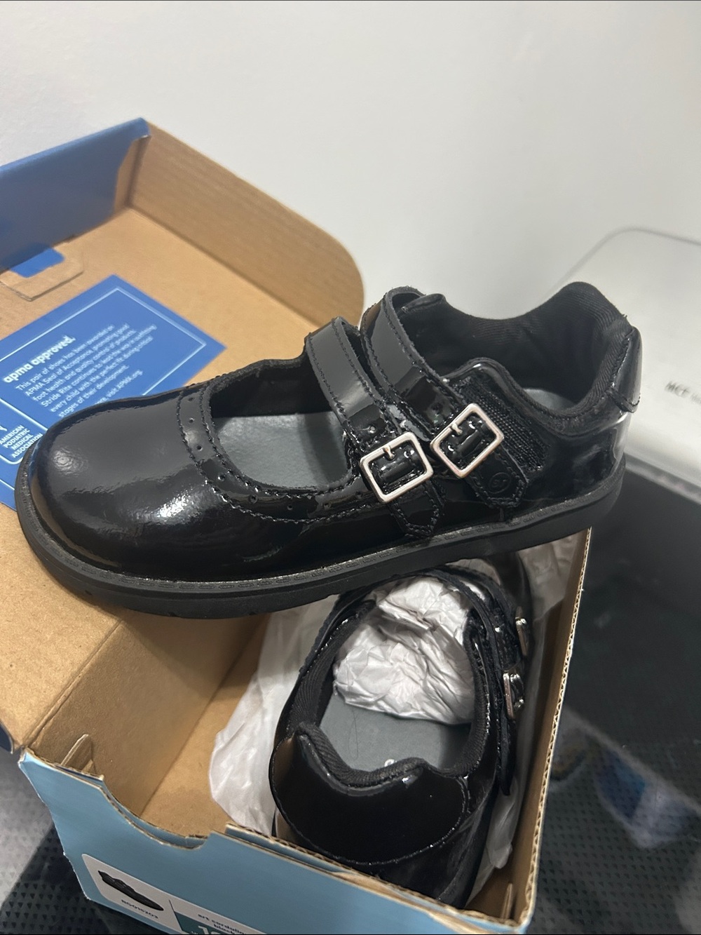 Toddler girl size 10 new patent casual dress shoe in box Velcro strap cordaline